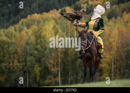 Kirgisische posieren für Porträts in regionalen Trachten bei einem Festprogramm auf der Welt Nomad Spiele 2016 in Kyrchyn Schlucht. Stockfoto