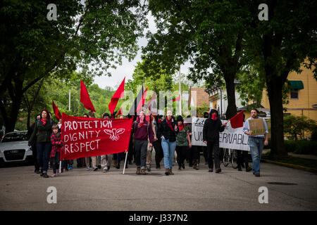 Studenten gegen staatliche Gewalt Link mit Einwanderung Aktivisten, durch die Innenstadt von Bloomington Protest gegen US-Präsident Donald Trump Einwanderungspolitik, 1. Mai 2017 zu marschieren. (Foto von Jeremy Hogan) Stockfoto