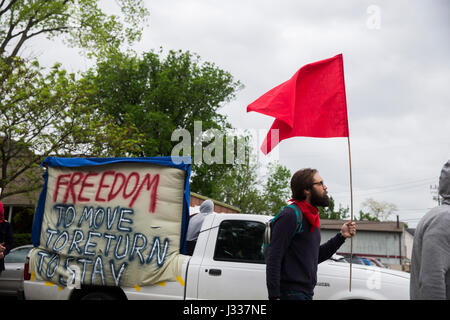 Studenten gegen staatliche Gewalt Link mit Einwanderung Aktivisten, durch die Innenstadt von Bloomington Protest gegen US-Präsident Donald Trump Einwanderungspolitik, 1. Mai 2017 zu marschieren. (Foto von Jeremy Hogan) Stockfoto