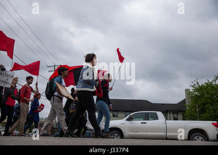 Studenten gegen staatliche Gewalt Link mit Einwanderung Aktivisten, durch die Innenstadt von Bloomington Protest gegen US-Präsident Donald Trump Einwanderungspolitik, 1. Mai 2017 zu marschieren. (Foto von Jeremy Hogan) Stockfoto