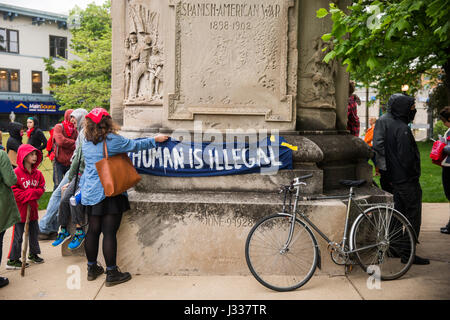 Studenten gegen staatliche Gewalt Link mit Einwanderung Aktivisten, durch die Innenstadt von Bloomington Protest gegen US-Präsident Donald Trump Einwanderungspolitik, 1. Mai 2017 zu marschieren. (Foto von Jeremy Hogan) Stockfoto