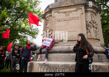 Studenten gegen staatliche Gewalt Link mit Einwanderung Aktivisten, durch die Innenstadt von Bloomington Protest gegen US-Präsident Donald Trump Einwanderungspolitik, 1. Mai 2017 zu marschieren. (Foto von Jeremy Hogan) Stockfoto