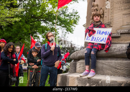 Studenten gegen staatliche Gewalt Link mit Einwanderung Aktivisten, durch die Innenstadt von Bloomington Protest gegen US-Präsident Donald Trump Einwanderungspolitik, 1. Mai 2017 zu marschieren. (Foto von Jeremy Hogan) Stockfoto