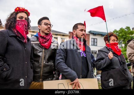 Studenten gegen staatliche Gewalt Link mit Einwanderung Aktivisten, durch die Innenstadt von Bloomington Protest gegen US-Präsident Donald Trump Einwanderungspolitik, 1. Mai 2017 zu marschieren. (Foto von Jeremy Hogan) Stockfoto