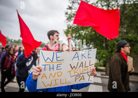 Studenten gegen staatliche Gewalt Link mit Einwanderung Aktivisten, durch die Innenstadt von Bloomington Protest gegen US-Präsident Donald Trump Einwanderungspolitik, 1. Mai 2017 zu marschieren. (Foto von Jeremy Hogan) Stockfoto