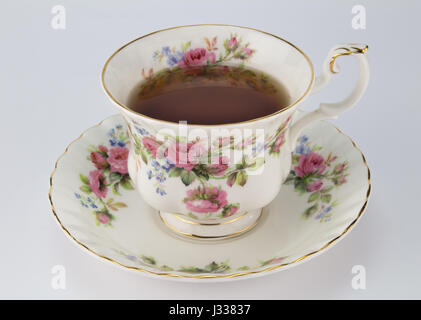 Komplette antike Teetasse und Untertasse mit rosa und gold Dekoration isoliert auf weiss Stockfoto