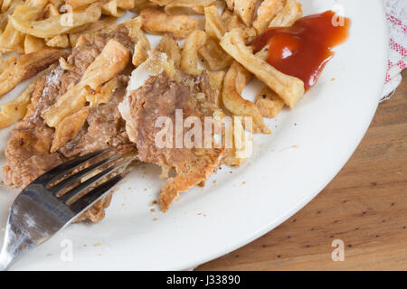 Ein Teller mit übrig gebliebenen englischen Fish And Chips. Stockfoto