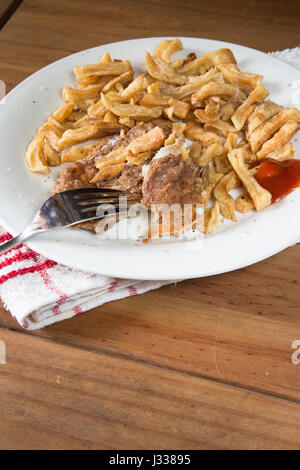 Übrig gebliebene Platte des englischen Fish and Chips essen. Stockfoto