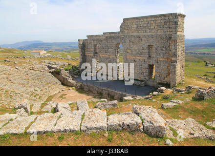 Reste des römischen Theaters Hintergrund Wand und Sitzgelegenheiten Bühnenbereich, Acinipo Roman Stadt Website Ronda la Vieja, Provinz Cadiz, Spanien Stockfoto