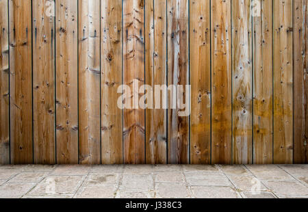 Grunge altes Zimmer mit Holzbohlen und Ziegel Stockfoto