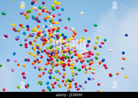 Viele bunte Luftballons in die Luft fliegen Stockfoto
