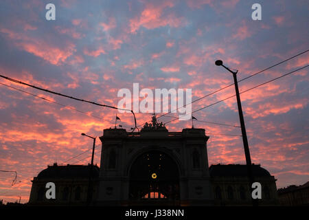 Sonnenaufgang über dem Budapest Keleti Bahnhof in Budapest, Ungarn. Stockfoto