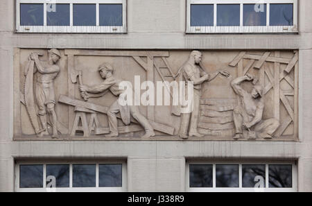 Unfall in der Tischlerei. Erleichterung des ungarischen Bildhauers Bela Markup (1930) am Nordflügel des Art-Déco-Gebäudes von Budapest Arbeitnehmer Krankenkasse in Budapest, Ungarn. Das Gebäude, nun als Sitz der nationalen Sozialversicherung Zentrum (OTI), wurde von ungarischen Architekten Marcell Komor und Dezsö Jakab entworfen und im Jahre 1913 gebaut. Der Nordflügel wurde vom Architekten Aladar Sos 1930-1931 hinzugefügt. Stockfoto