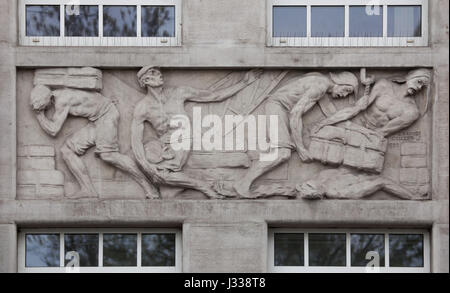 Unfall in der Schifffahrt. Relief von dem ungarischen Bildhauer Janos Zsakodi Csiszer (1930) am Nordflügel des Art-Déco-Gebäudes von Budapest Arbeitnehmer Krankenkasse in Budapest, Ungarn. Das Gebäude, nun als Sitz der nationalen Sozialversicherung Zentrum (OTI), wurde von ungarischen Architekten Marcell Komor und Dezsö Jakab entworfen und im Jahre 1913 gebaut. Der Nordflügel wurde vom Architekten Aladar Sos 1930-1931 hinzugefügt. Stockfoto