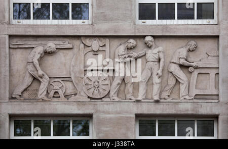 Unfall in der Holzbe-und verarbeitenden Industrie. Relief von dem ungarischen Bildhauer Gyula Maugsch (1930) am Nordflügel des Art-Déco-Gebäudes von Budapest Arbeitnehmer Krankenkasse in Budapest, Ungarn. Das Gebäude, nun als Sitz der nationalen Sozialversicherung Zentrum (OTI), wurde von ungarischen Architekten Marcell Komor und Dezsö Jakab entworfen und im Jahre 1913 gebaut. Der Nordflügel wurde vom Architekten Aladar Sos 1930-1931 hinzugefügt. Stockfoto