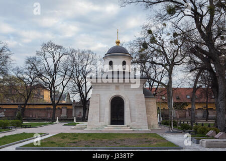 Russisch-orthodoxe Kapelle auf das Sowjetische Ehrenmal am Kerepesi Friedhof in Budapest, Ungarn. Rund 7.280 Rotarmisten, gefallenen Soldaten während der Schlacht von Budapest 1944-1945, sowie die sowjetischen Soldaten, die während des Ungarnaufstands 1956 starb, sind hier begraben. Die Kapelle wurde bei den letzten Restaurierungsarbeiten im Jahre 2013-2015 durchgeführt. Stockfoto