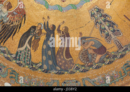 Drei Marien (heilige Frauen) am leeren Grab Jesu Christi. Detail des Mosaiks "Auferstehung von Jesus", entworfen von dem ungarischen Künstler Aladar Korosfoi-Kriesch in den Jugendstil-Arkaden auf dem Kerepesi Friedhof in Budapest, Ungarn. Die ungarischen Architekten Lajos Gerle und Armin Hegedüs Arkaden wurden 1904-1908 gebaut. Das Mosaik wurde von ungarischen Mosaik Meister Miksa Roth gemacht. Stockfoto