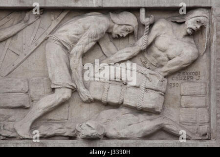 Unfall in der Schifffahrt. Relief von dem ungarischen Bildhauer Janos Zsakodi Csiszer (1930) am Nordflügel des Art-Déco-Gebäudes von Budapest Arbeitnehmer Krankenkasse in Budapest, Ungarn. Das Gebäude, nun als Sitz der nationalen Sozialversicherung Zentrum (OTI), wurde von ungarischen Architekten Marcell Komor und Dezsö Jakab entworfen und im Jahre 1913 gebaut. Der Nordflügel wurde vom Architekten Aladar Sos 1930-1931 hinzugefügt. Stockfoto