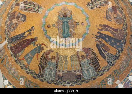 Auferstehung Jesu Christi. Mosaik, entworfen von dem ungarischen Künstler Aladar Korosfoi-Kriesch in den Jugendstil-Arkaden auf dem Kerepesi Friedhof in Budapest, Ungarn. Die ungarischen Architekten Lajos Gerle und Armin Hegedüs Arkaden wurden 1904-1908 gebaut. Das Mosaik wurde von ungarischen Mosaik Meister Miksa Roth gemacht. Stockfoto