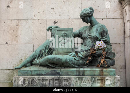 Trauer-Frau. Bronzestatue von ungarischen Bildhauern Lajos Matrai und Bela Ohmann (1929) auf das Grabdenkmal der Familie Gottermayer auf dem Kerepesi Friedhof in Budapest, Ungarn. Stockfoto