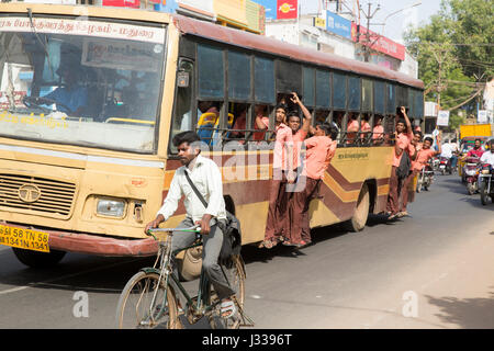 Anschauliches Bild. Pondicherry, Tamil Nadu, Indien - 25. Juni 2014. Bus voll mit indischen Schule Jungen und Mädchen Kinder, gefährlich unterwegs Stockfoto