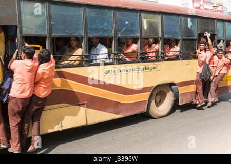 Anschauliches Bild. Pondicherry, Tamil Nadu, Indien - 25. Juni 2014. Bus voll mit indischen Schule Jungen und Mädchen Kinder, gefährlich unterwegs Stockfoto