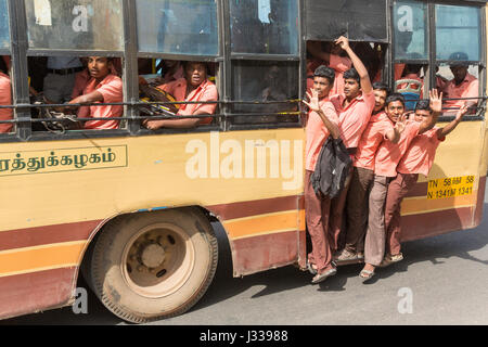 Anschauliches Bild. Pondicherry, Tamil Nadu, Indien - 25. Juni 2014. Bus voll mit indischen Schule Jungen und Mädchen Kinder, gefährlich unterwegs Stockfoto