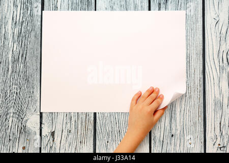 Kinderhand Blatt Papier umdrehen Stockfoto