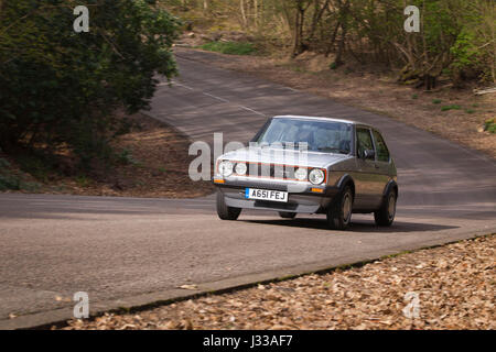 1983 der Volkswagen Golf GTi Mrk 1 getrieben an Longcross testen Schaltung, Chobham Race Track, Surrey, England. Stockfoto