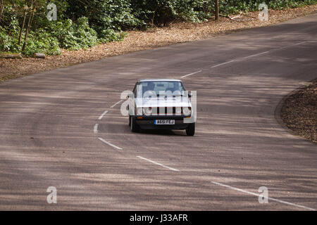 1983 der Volkswagen Golf GTi Mrk 1 getrieben an Longcross testen Schaltung, Chobham Race Track, Surrey, England. Stockfoto