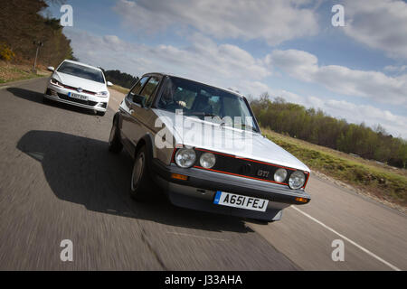 1983 der Volkswagen Golf GTi Mrk 1 getrieben an Longcross testen Schaltung, Chobham Race Track, Surrey, England. Stockfoto