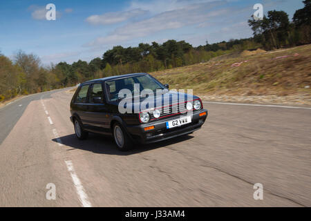 Volkswagen Golf GTI Mk2 Baujahr 1991 getrieben auf Longcross testen Schaltung, Rennstrecke Chobham, Surrey, England. Stockfoto