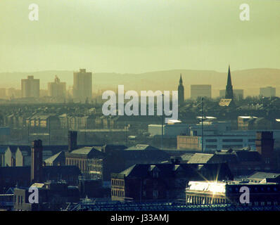 Glasgow City Verschmutzung Skyline mit Hope Street building Tops im Vordergrund des Uks am stärksten verschmutzten Straßen Glasgow und die Turmspitze und Dächer Stockfoto