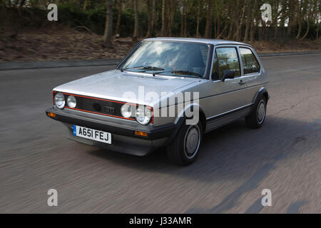 1983 der Volkswagen Golf GTi Mrk 1 getrieben an Longcross testen Schaltung, Chobham Race Track, Surrey, England. Stockfoto