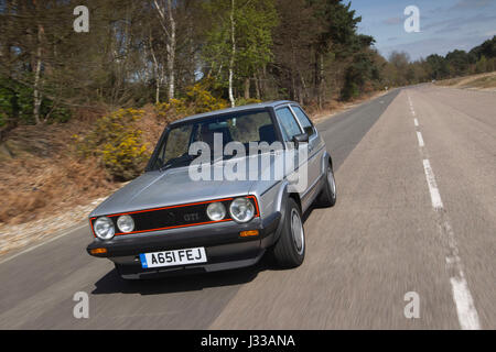 1983 der Volkswagen Golf GTi Mrk 1 getrieben an Longcross testen Schaltung, Chobham Race Track, Surrey, England. Stockfoto