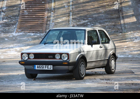 1983 der Volkswagen Golf GTi Mrk 1 getrieben an Longcross testen Schaltung, Chobham Race Track, Surrey, England. Stockfoto