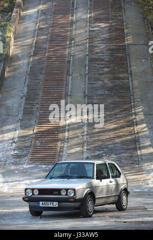 1983 der Volkswagen Golf GTi Mrk 1 getrieben an Longcross testen Schaltung, Chobham Race Track, Surrey, England. Stockfoto