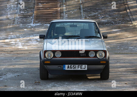 1983 der Volkswagen Golf GTi Mrk 1 getrieben an Longcross testen Schaltung, Chobham Race Track, Surrey, England. Stockfoto