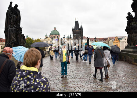 Männliche Touristen aus Asien schießen Selfie auf Karls Bgridge, Prag, Tschechische Republik Stockfoto