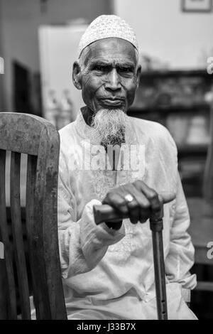 Alter Mann mit Bart in seinem Haus in Munshiganji, Bangladesch Stockfoto