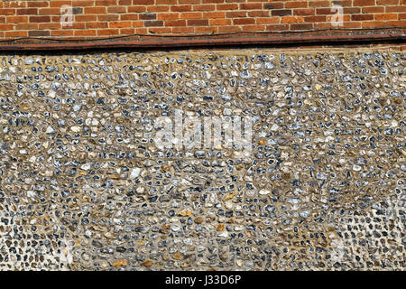 Giebelseite des in Thruxton, Ziegel, Gebäude, schließen, Konstruktion, Detail, Feuerstein, Aufbau, Wand, wiltshire Stockfoto