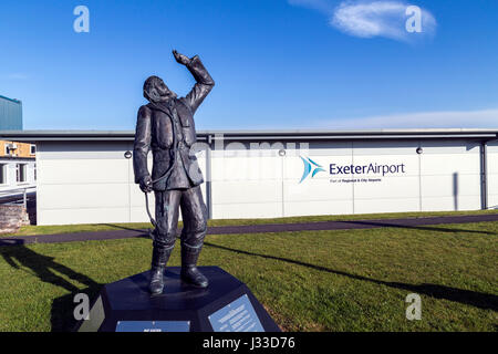 Die Schlacht um England Hurrikan Fighter Pilot Statue außerhalb Flughafen Haus Büroflächen und Aufhänger 3 am Exeter Airport, Hurrikan Fighter Pilot, Radar, Stockfoto