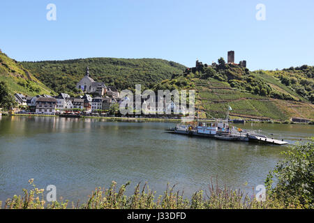 Deutschland, Beilstein Dorf mit Burgruine Metternich, an der Mosel Stockfoto