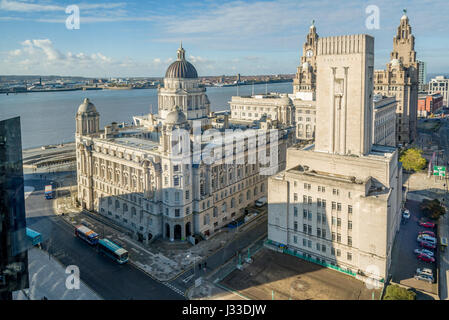 Liverpool Waterfront Gebäude der drei Grazien aus einem ungewöhnlichen Blickwinkel. Stockfoto