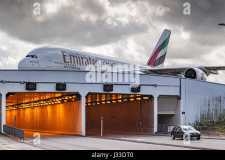 Emirates Airbus A380 kreuzt den Straßentunnel Manchester Airport. Stockfoto