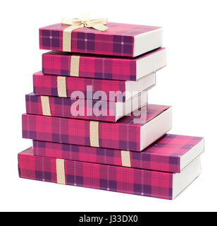 Stapel von Geschenk-Boxen mit Bändern, isoliert auf weißem Hintergrund Stockfoto