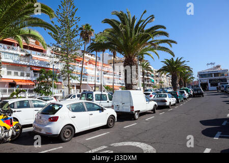 LOS CRISTIANOS, Teneriffa, Spanien - ca. Januar 2016: Paralleles Parken sind im Resort Stadt. Volle Parkplätze sind in der Stadt im Sommer Stockfoto