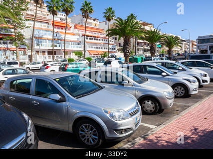 LOS CRISTIANOS, Teneriffa, Spanien - ca. Januar 2016: Voller Fahrzeuge Parkflächen sind in der Straße von touristischen Stadt in der Nähe des Strandes. Hochsaison im Sommer Stockfoto