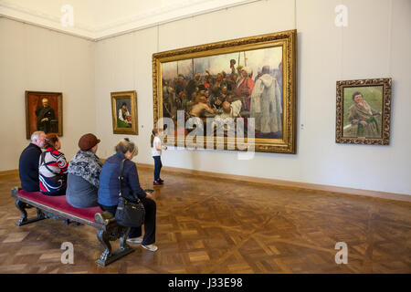 ST. PETERSBURG, Russland - ca. April 2017: Menschen sind in der Nähe von Bild "Antwort von Zaporozhian Cossacks Sultan Mehmed IV des Osmanischen Reiches" von Ily Stockfoto