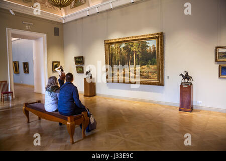 ST. PETERSBURG, Russland - ca. April 2017: Menschen sind in der Nähe von Bild "The Ship Grove" von Ivan Shishkin. Russischen Staatsmuseum, Mikhailovsky Palast Stockfoto